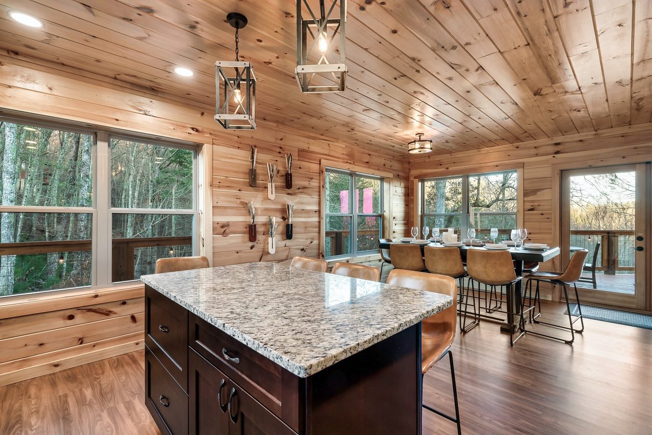 Fully equipped kitchen: dinner/silver/bake/dinner-ware included