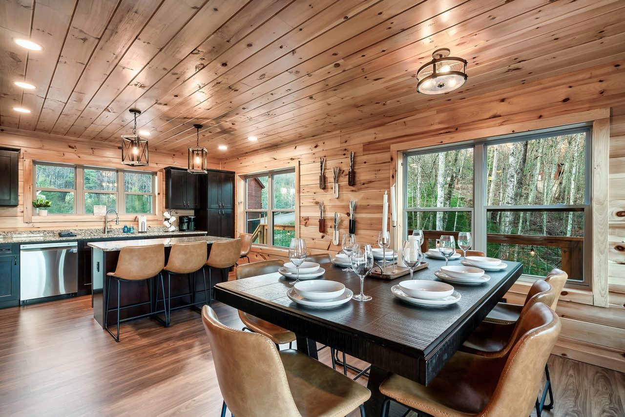 Dining area with 8 seats - kitchen island with 4 seats