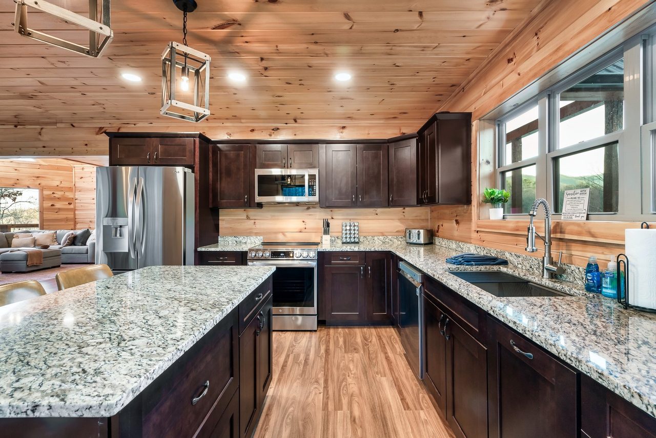 Fully equipped kitchen: dinner/silver/bake/dinner-ware included