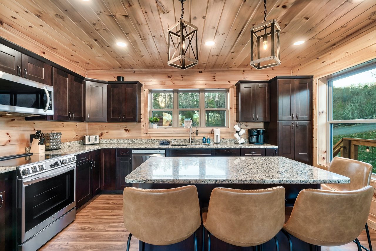 Fully equipped kitchen: dinner/silver/bake/dinner-ware included