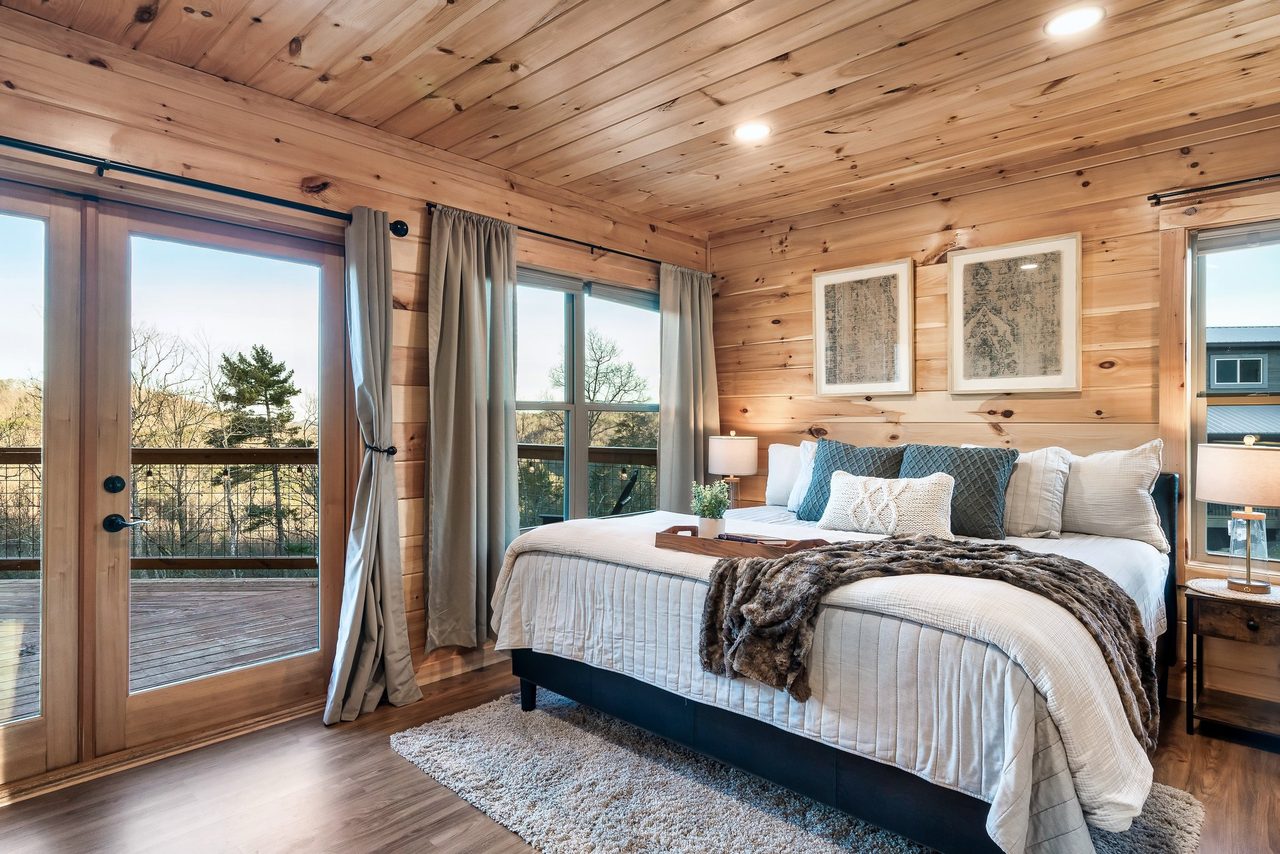 Bed 1: Entry level, King, TV, Deck, & En-Suite Full Bathroom